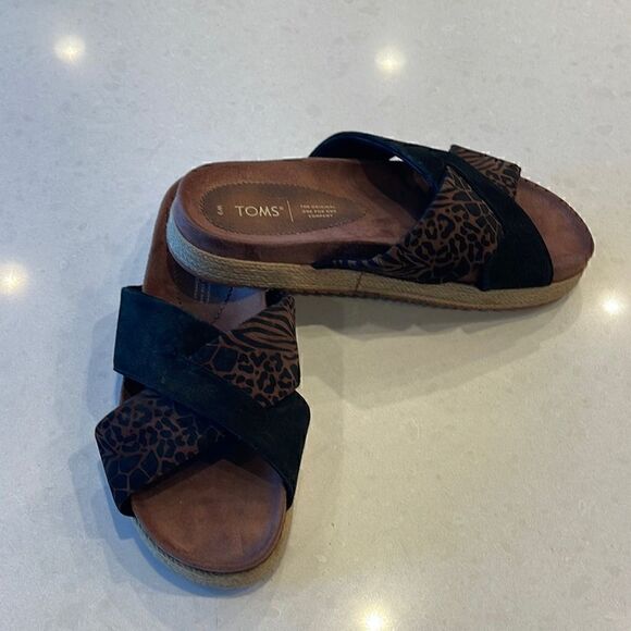 Toms women’s size 9 slides, super nice, animal print. Nice wedge height. - Picture 1 of 9